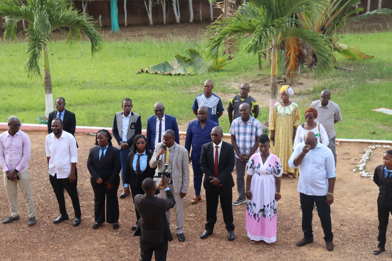 CÉRÉMONIE D'HONNEUR À L'EMBLEME NATIONAL
